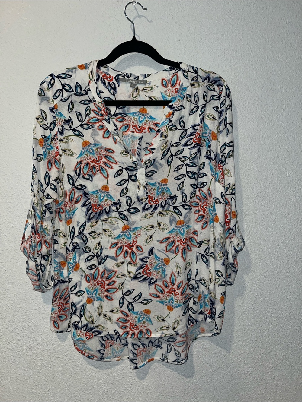 Daniel Rainn White Floral V-Neck Roll-Sleeve Tunic with Multicolor Print
Sz M